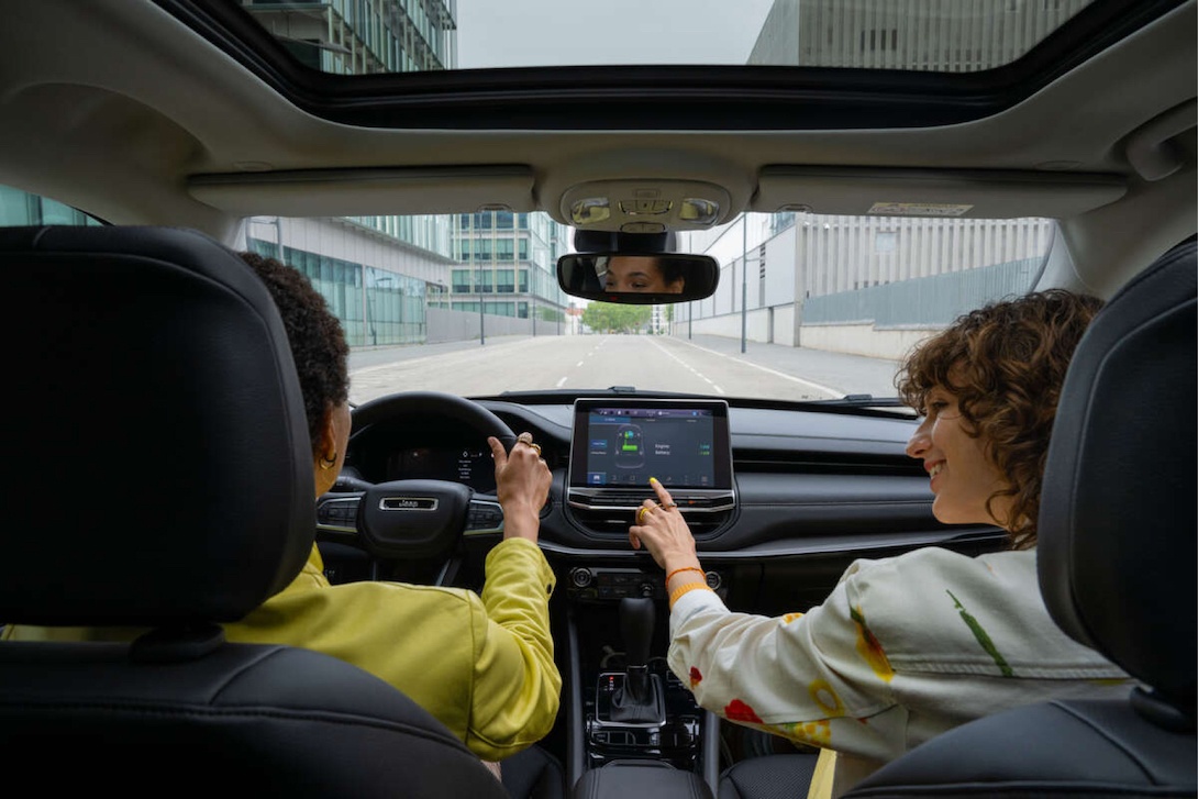 Dwie kobiety jadą samochodem, sprzedawca uśmiecha się do kierowcy